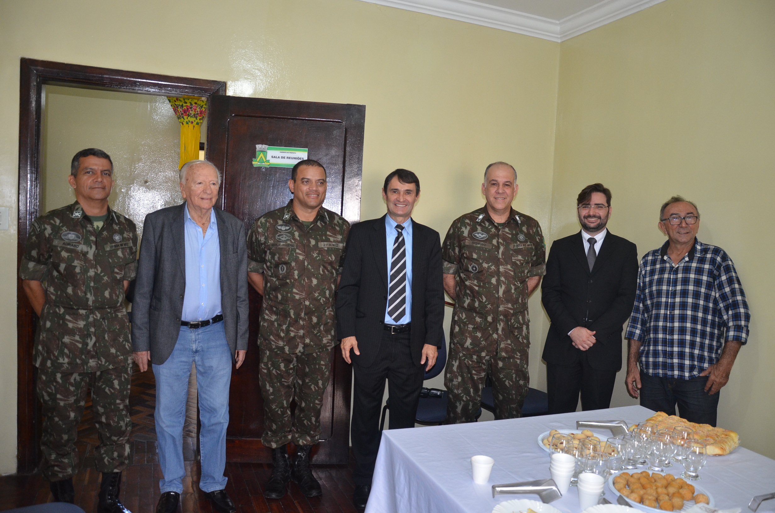 Romero recebe visita de general e comandantes do Exército