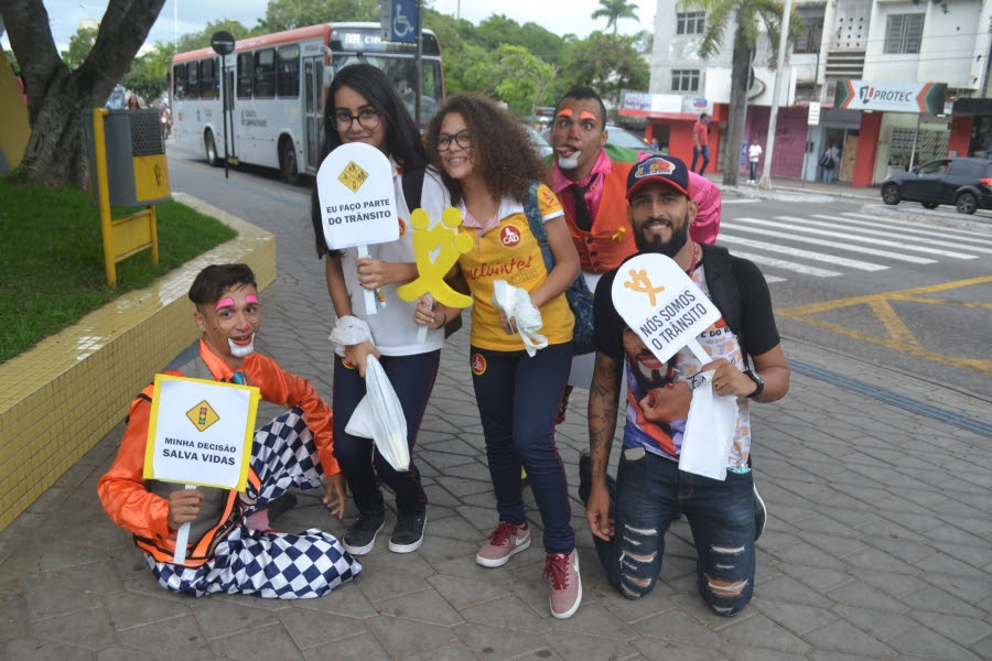 Grupo de teatro participa de ação educativa  “Nós Somos o Trânsito”, em blitz  do Maio Amarelo