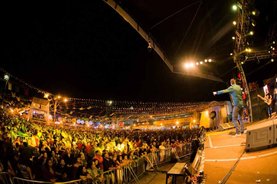 Caninana e Filipe Warley contagiam forrozeiros em mais uma noite de Maior São João do Mundo