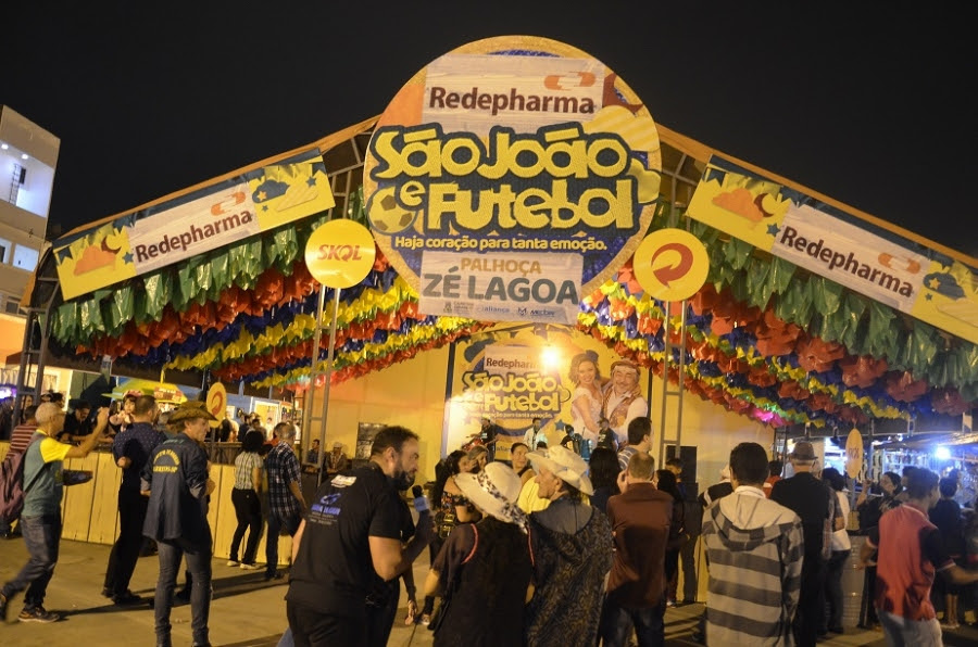 Palco Ton Oliveira e palhoças seguiram o forró na Noite de Santo Antônio