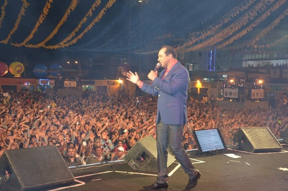 PROJETO FÉ E CULTURA: Padre Nilson Nunes faz show iluminado com velasneste dia de Santo Antônio no Parque do Povo