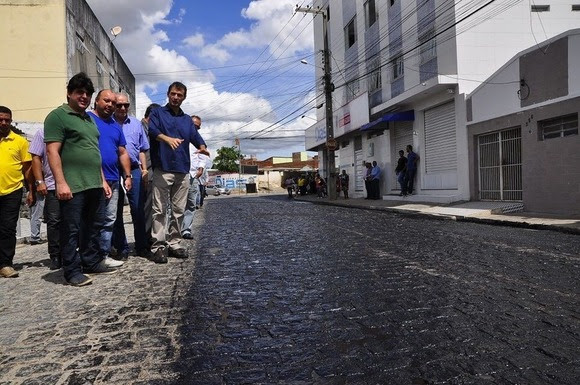 Prefeito Romero Rodrigues vistoria obras de pavimentação de 22 ruas no bairro da Ramadinha