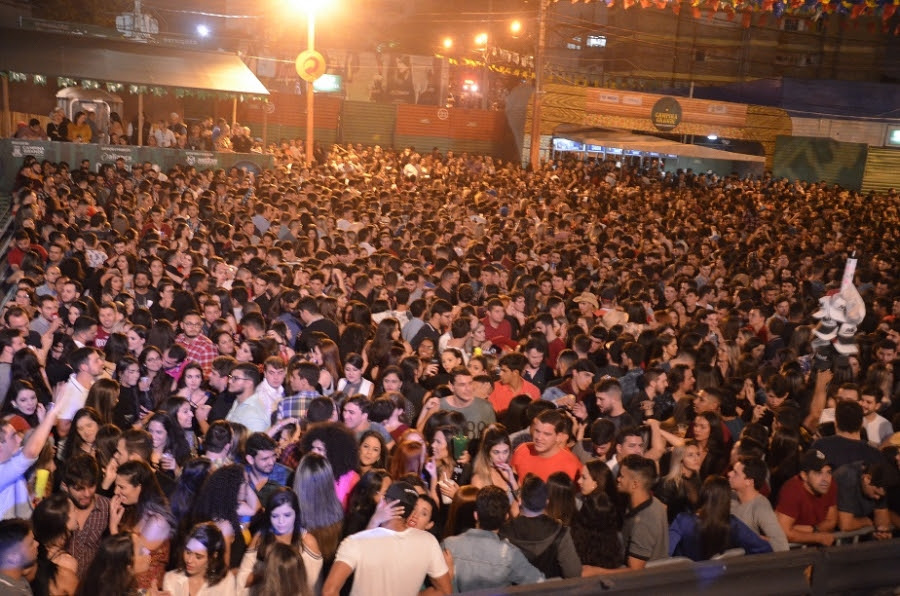 Com Parque do Povo lotado, Mano Walter foi a última  atração da noite de abertura d’O Maior São João do Mundo