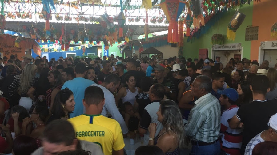 Domingo de muito arrasta-pé gratuito é na Vila do Artesão