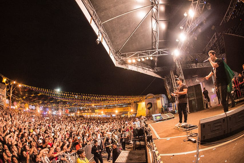 Dupla Matheus & Kauan faz show histórico no Maior São João do Mundo e emociona Parque do Povo