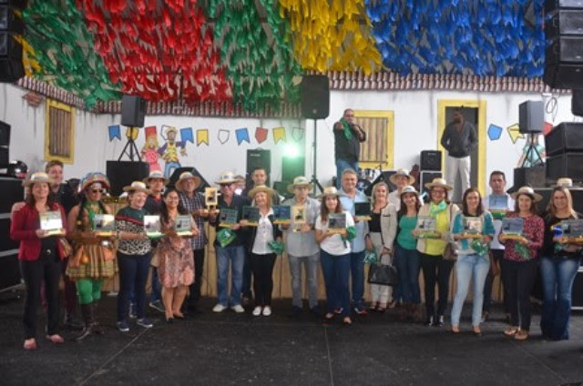 Participantes do Maior Quadrilhão Junino do Brasil recebem troféus
