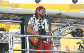 Bell Marques encerra o maior evento junino do Pais