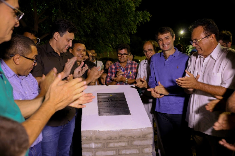 Romero inaugura Praça Poeta Ronaldo Cunha Lima e entrega 27 novas ruas calçadas em Bodocongó