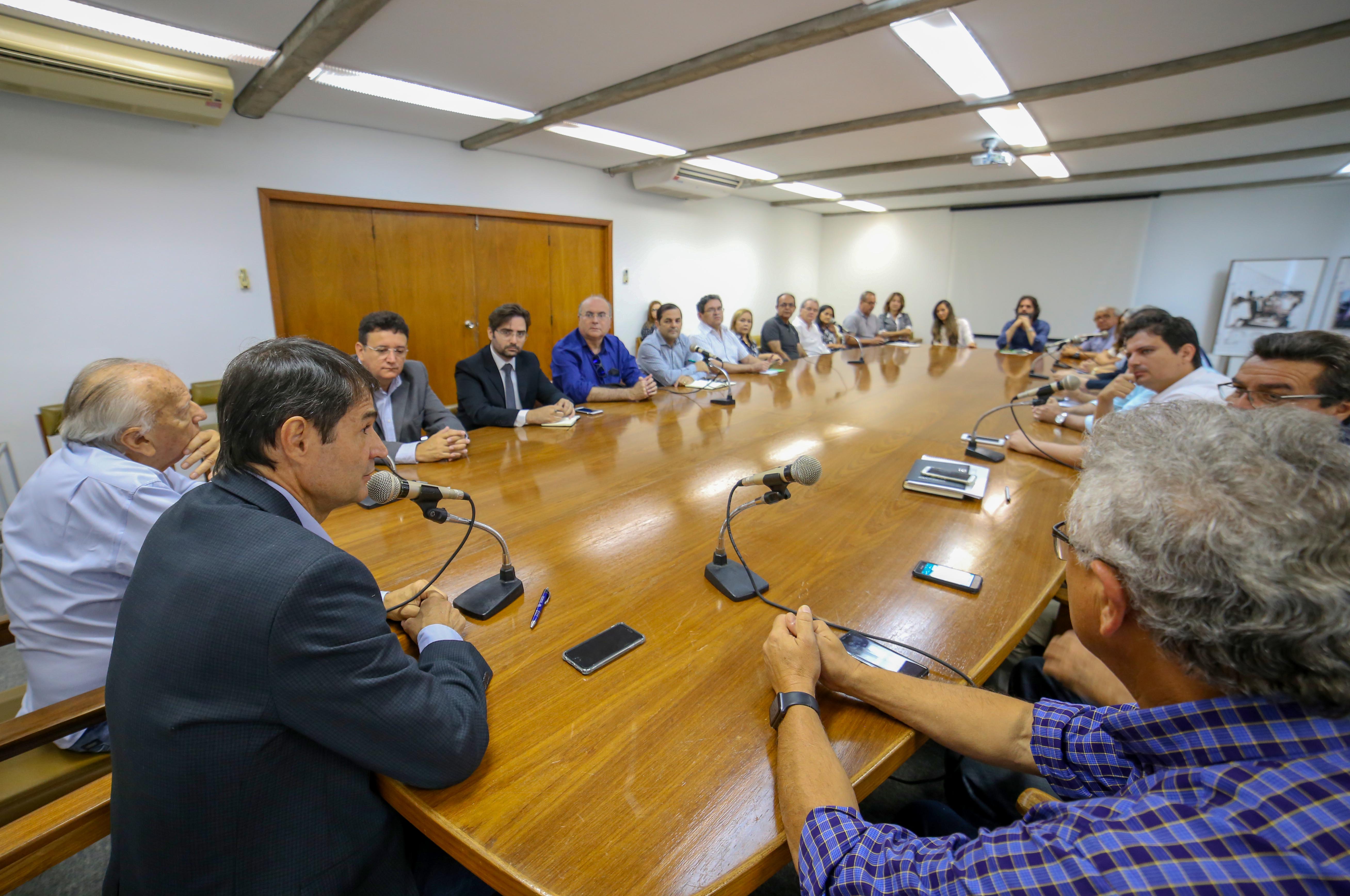 Em reunião com a equipe, Romero anuncia pagamento do 13º no próximo dia 20 e quer celeridade na realização do concurso público