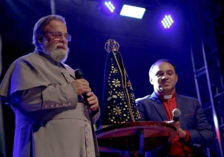 NATAL ILUMINADO: Milhares de pessoas transformam shows dos padres Nilson e Antônio Maria em espetáculo de fé