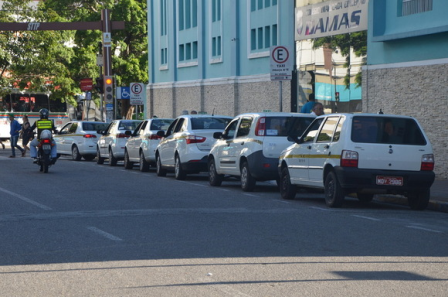 Bandeira Dois  STTP informa que Taxistas e Mototaxistas podem cobrar tarifa durante o mês de dezembro