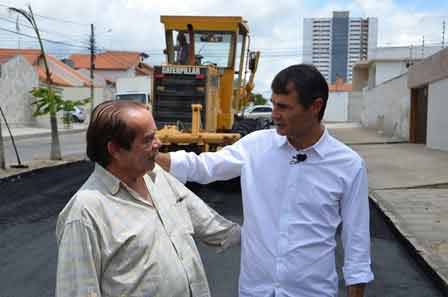 Romero vistoria asfaltamento da Saturnino de Brito, no bairro do Catolé