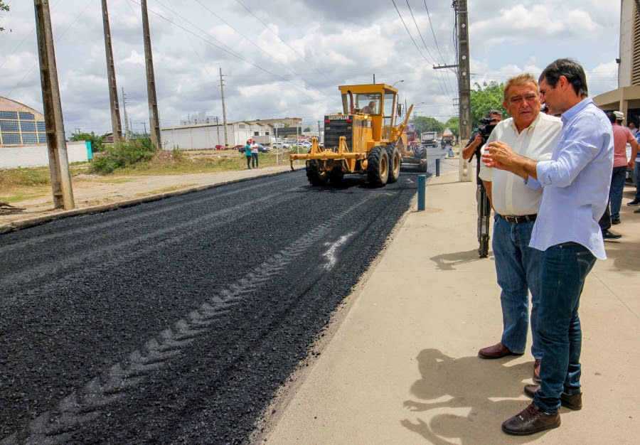 Romero acompanha início de asfaltamento da Avenida João Wallig  e anuncia pacote de R$ 30 milhões de obras para janeiro no Catolé
