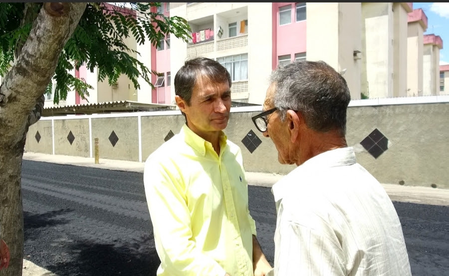 Romero encerra semana de agenda intensa vistoriando início do asfaltamento da Rua Manoel Alves de Oliveira, no Catolé