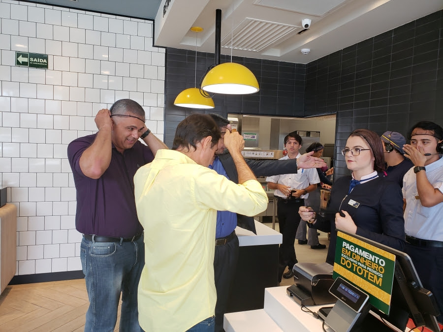 Atendendo convite, Romero visita restaurante  da Mc Donald´s da Avenida Canal