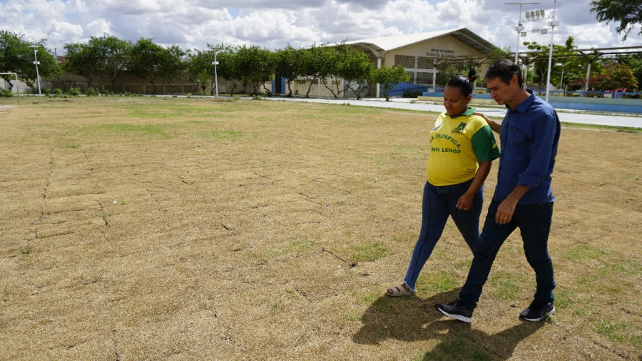 Romero inspeciona obras de reformas na Vila Olímpica Plínio Lemos