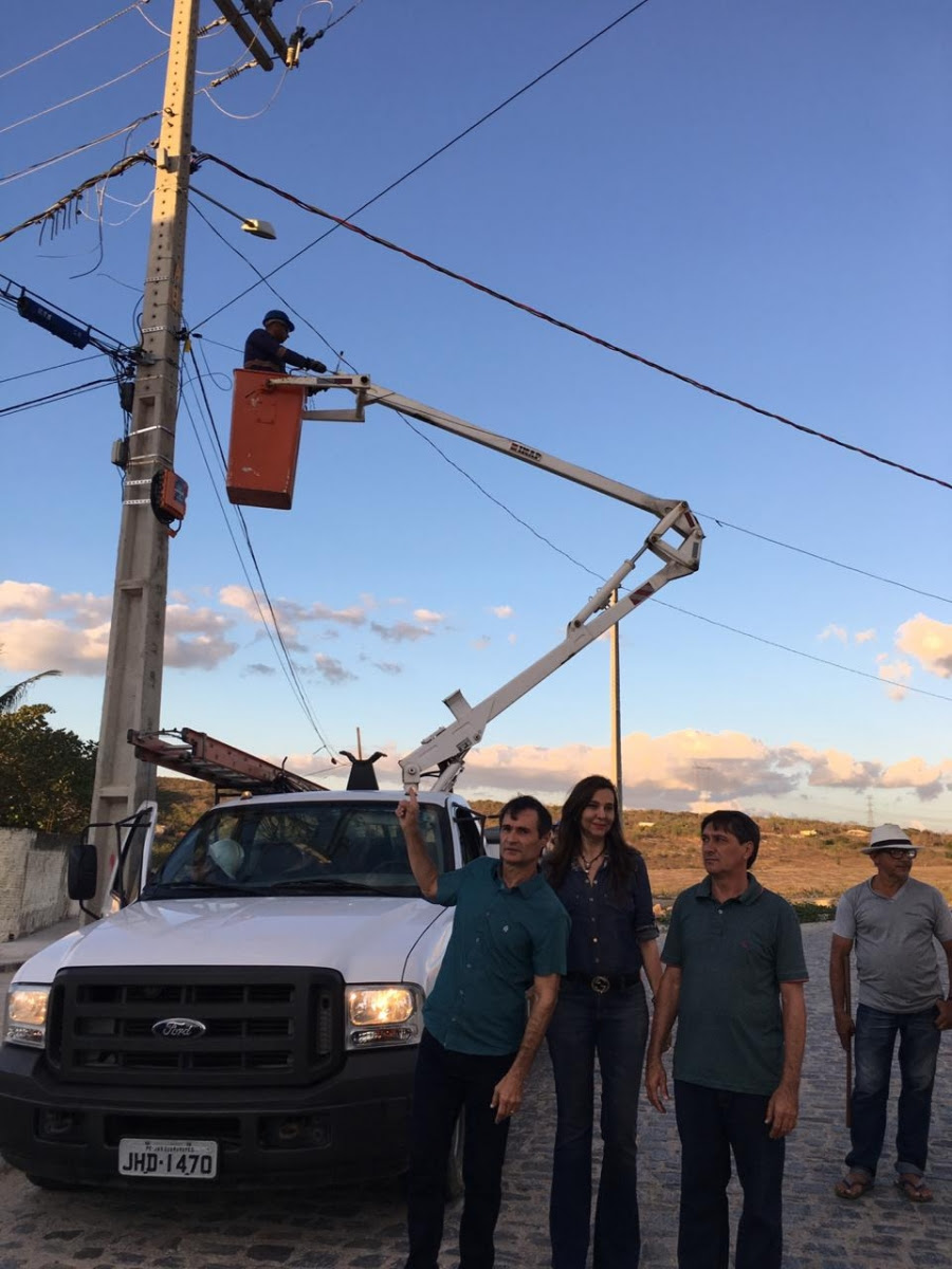 Romero acompanha serviços de iluminação pública no Mutirão do Serrotão