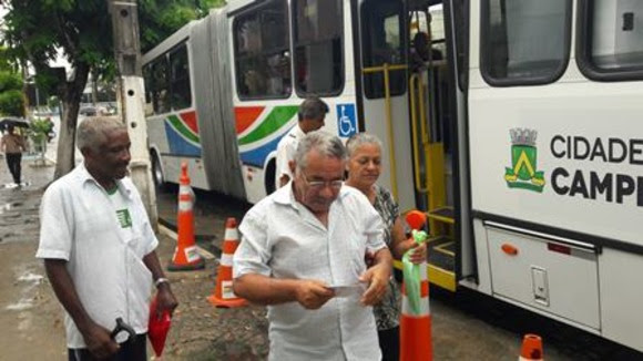 Prefeitura disponibiliza ônibus itinerante para facilitar cadastramento de idosos com acesso gratuito ao transporte coletivo de Campina Grande