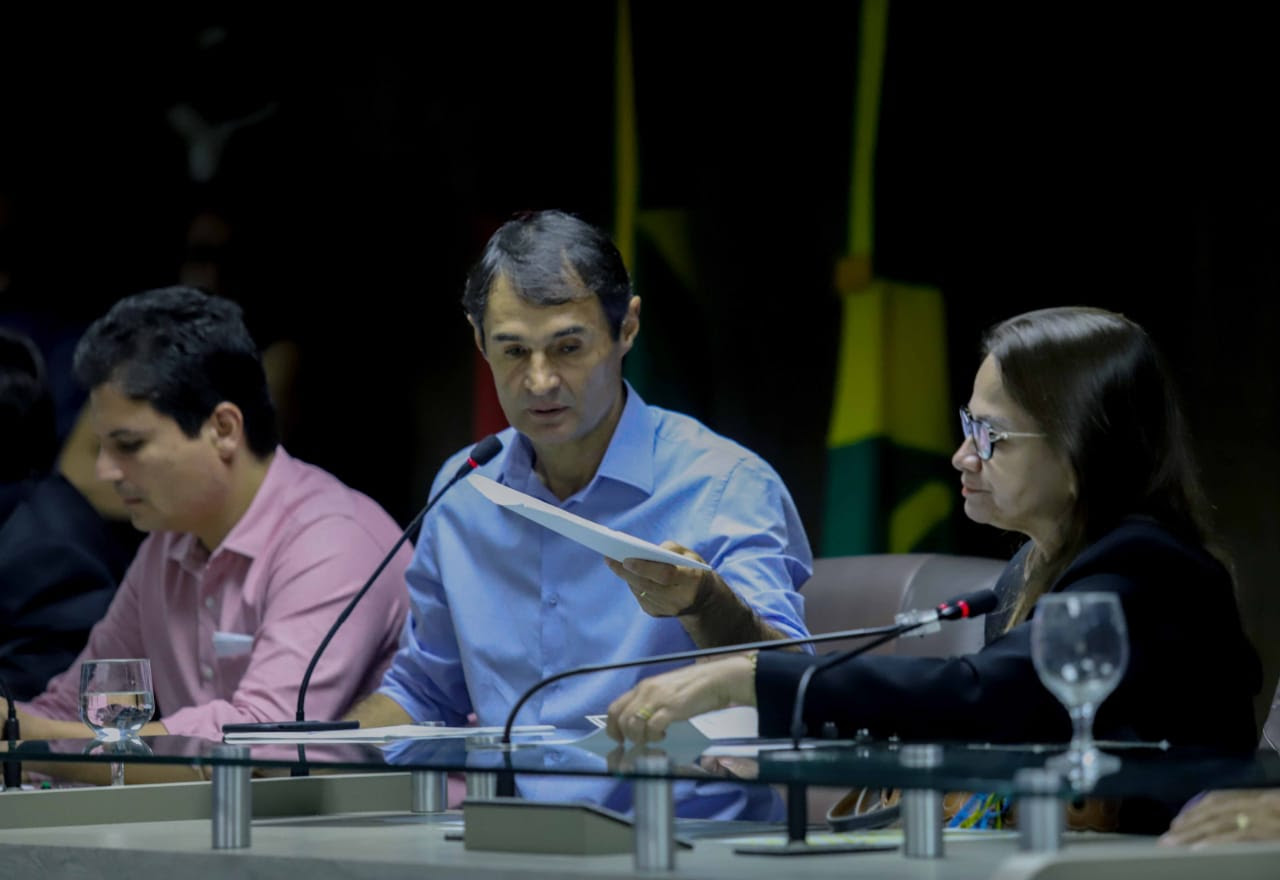 Romero vai à Câmara e entrega projeto que regulamenta funcionamento de aplicativos de transporte em Campina Grande