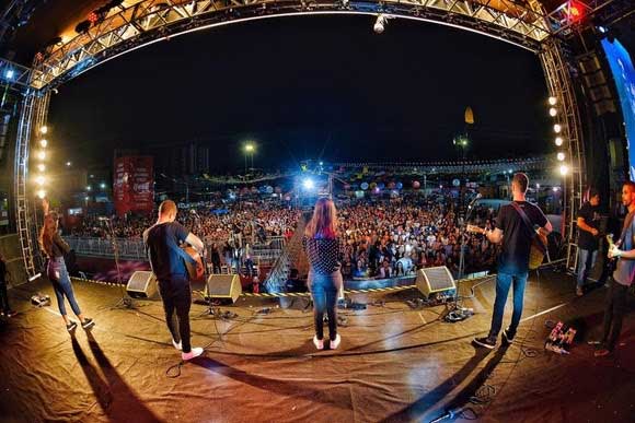 Parque do Povo tem mais uma noite  de adoração e louvor com o Atos 2