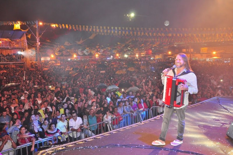 Dorgival Dantas e Léo Santana animam noite de Santo Antônio no Parque do Povo