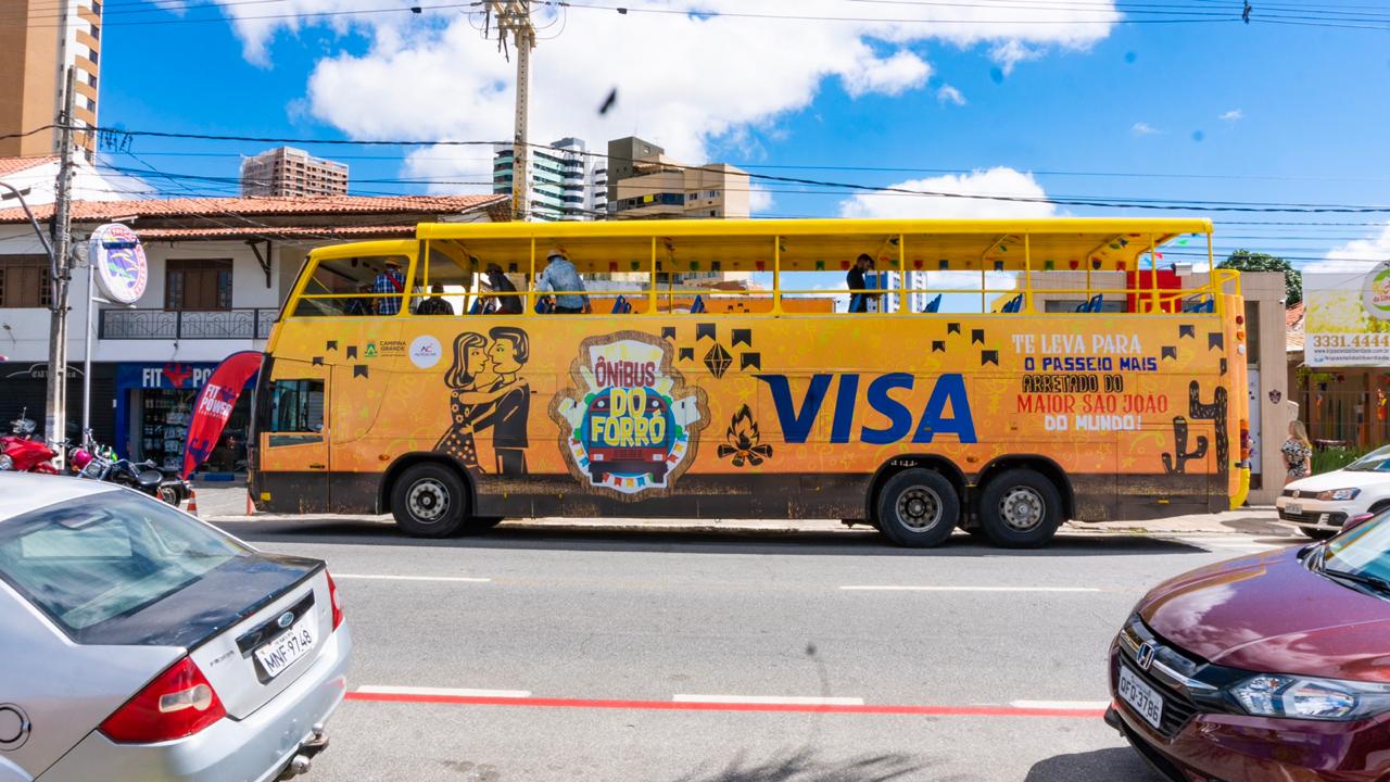 Ônibus do Forró faz tour cultural e apresenta Campina aos turistas em forma de cordel declamado