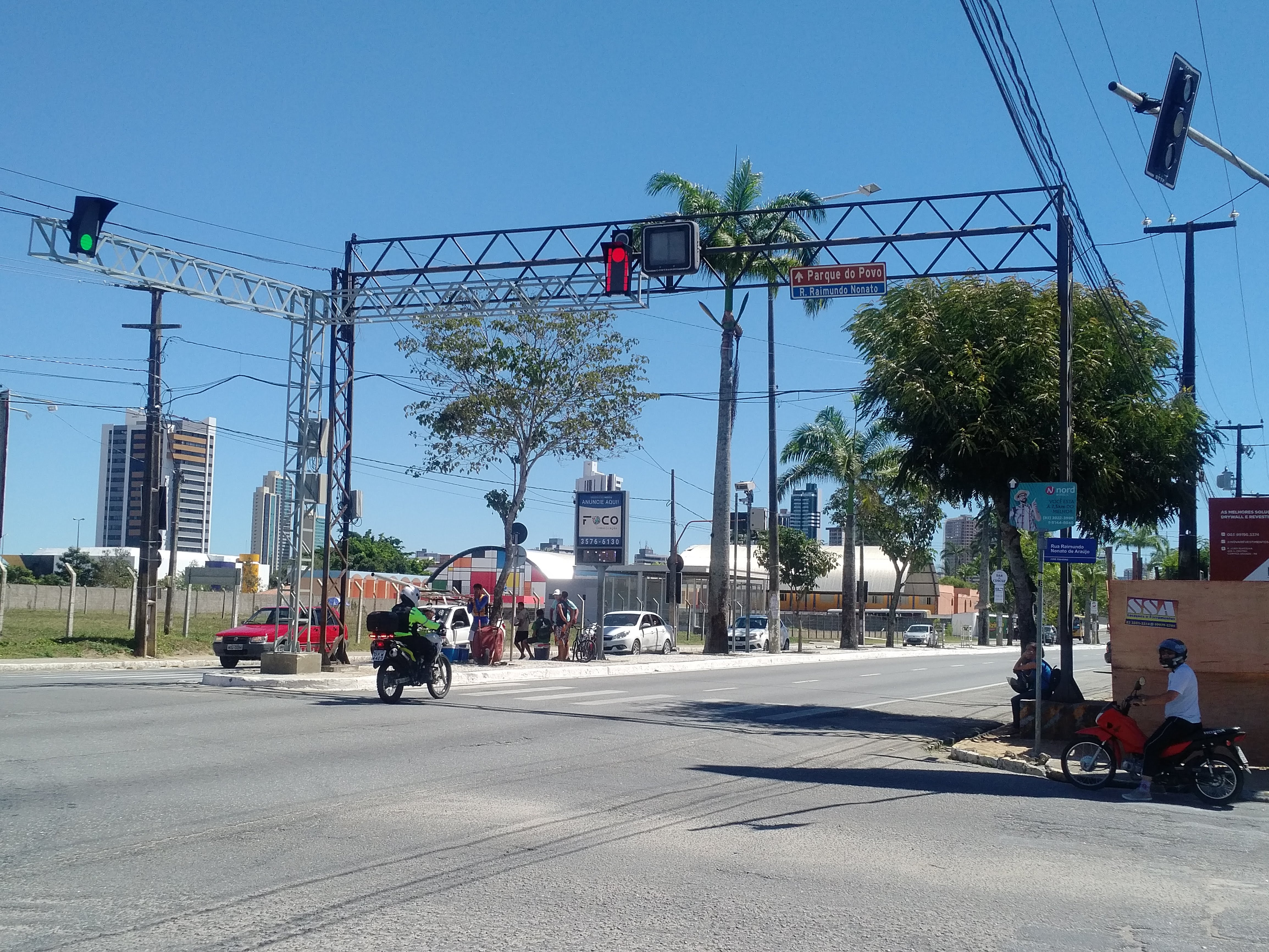 Prefeitura instala semáforo inteligente em fase de testes na Avenida Brasília