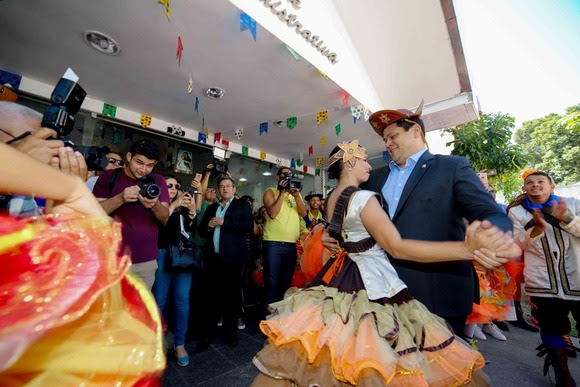 Presidente do Senado chega em Campina Grande e ´cai no forró´