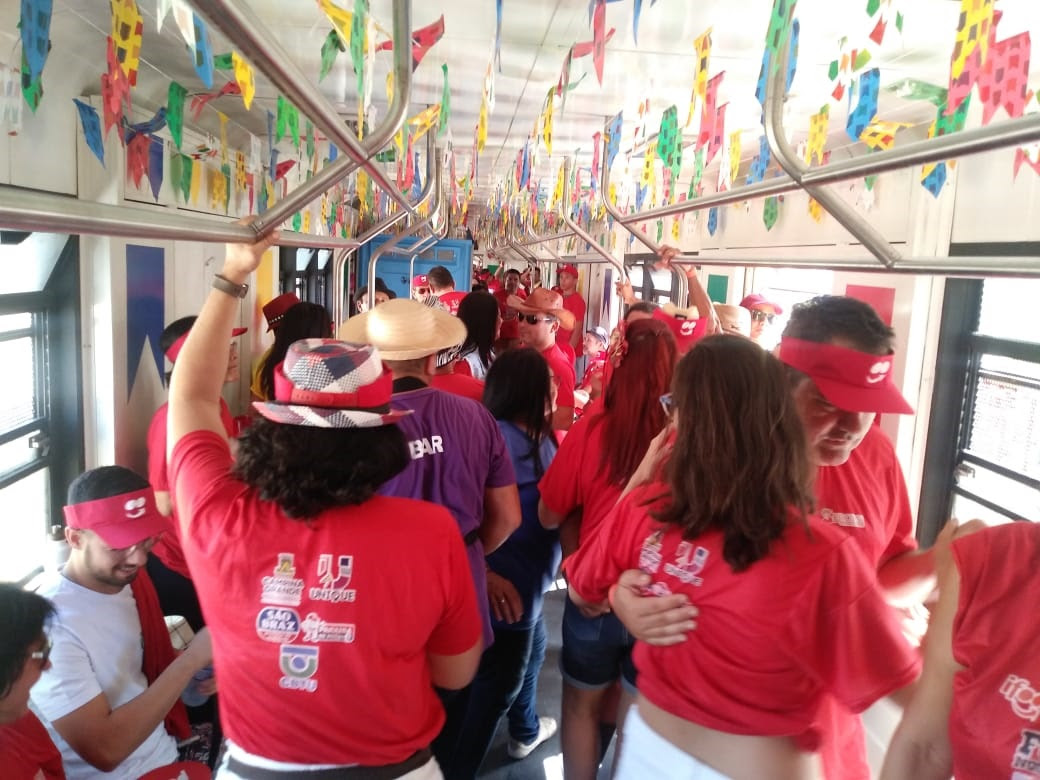 Com muita animação, forrozeiros curtem a primeira viagem do Forró nos Trilhos