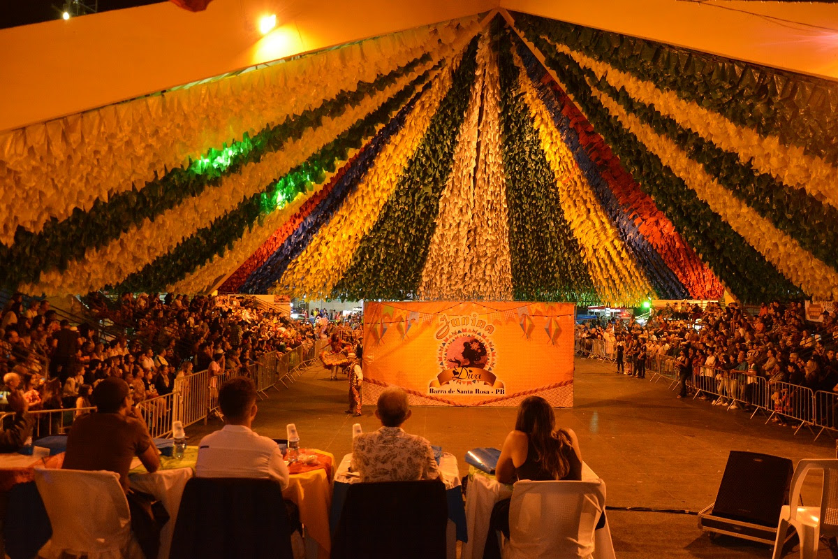 Festival Agreste de Quadrilhas Juninas começa com cinco apresentações na Pirâmide do Parque do Povo