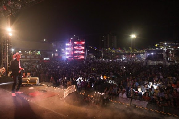 Um ‘cabra desmantelado’ deu o Ton do arrasta-pé, no  Parque do Povo, na noite desta sexta-feira