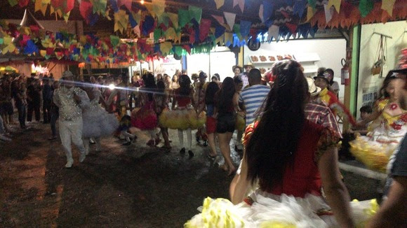 Forrozeiros lotam Vila do Artesão na véspera do Dia de São João