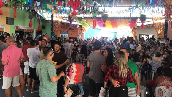 Campinenses e turistas aproveitam feriado de São João para forrozar na Vila do Artesão