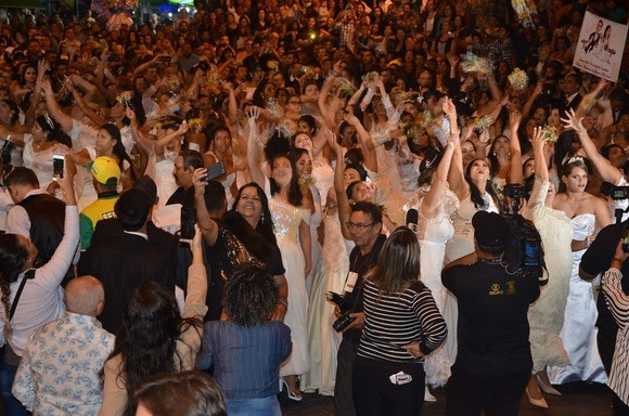 Casamento Coletivo mantém a tradição no São João e  165 casais firmam compromisso no Parque do Povo