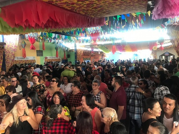 Forró Campina e Capilé levam animação e muito arrasta  pé durante Forró dos Namorados na Vila do Artesão