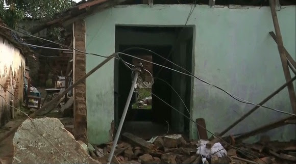 Chuvas causam desabamentos e buracos na cidade