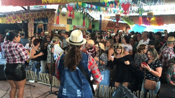 No dia de São Pedro forrozeiros se divertem na Vila do Artesão