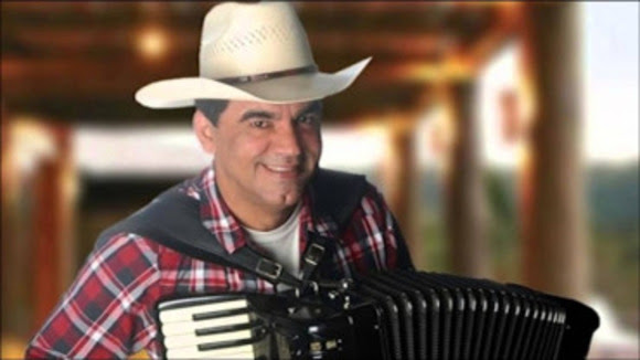 Vila do Artesão recebe Ton Oliveira nesta sexta-feira