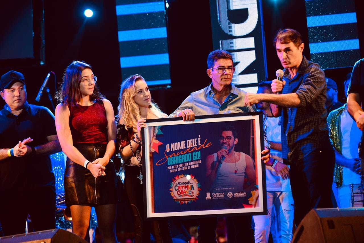 Romero homenageia família de Gabriel Diniz com foto do último show do artista no Maior São João do Mundo
