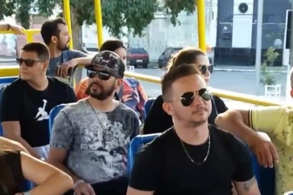 Bráulio Bessa faz passeio no Ônibus do Forró e avalia como uma experiência turística de exaltação à cultura que só se vive em Campina Grande