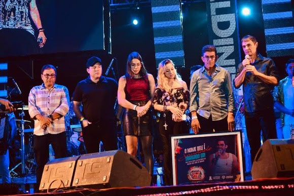 Emocionado, Romero destaca carinho de Gabriel Diniz a Campina durante show pela memória do cantor no Maior São João do Mundo
