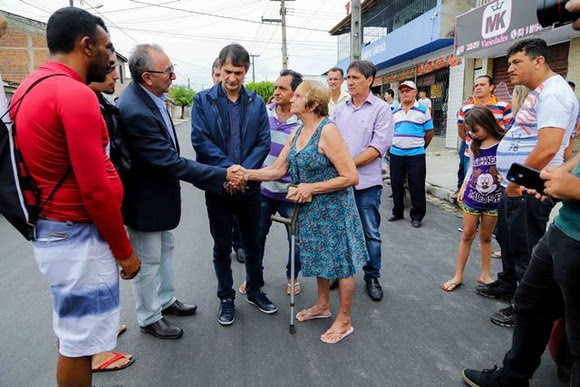 Romero realiza vistoria de ruas beneficiadas com asfaltamento no bairro Ressurreição II