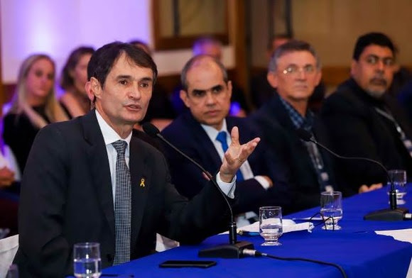 Em noite de homenagens, Romero Rodrigues participa da abertura do Focotran