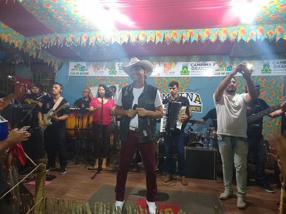 Vila do Artesão teve sexta de intensa  movimentação com apresentação de Ton Oliveira