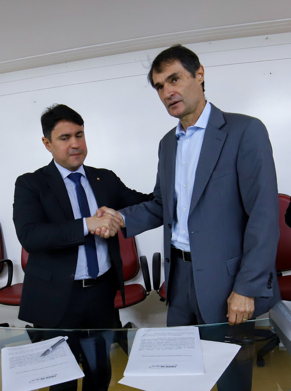 Romero assina Pacto com o Focco e trata da criação da Controladoria com representantes de órgãos de fiscalização externa