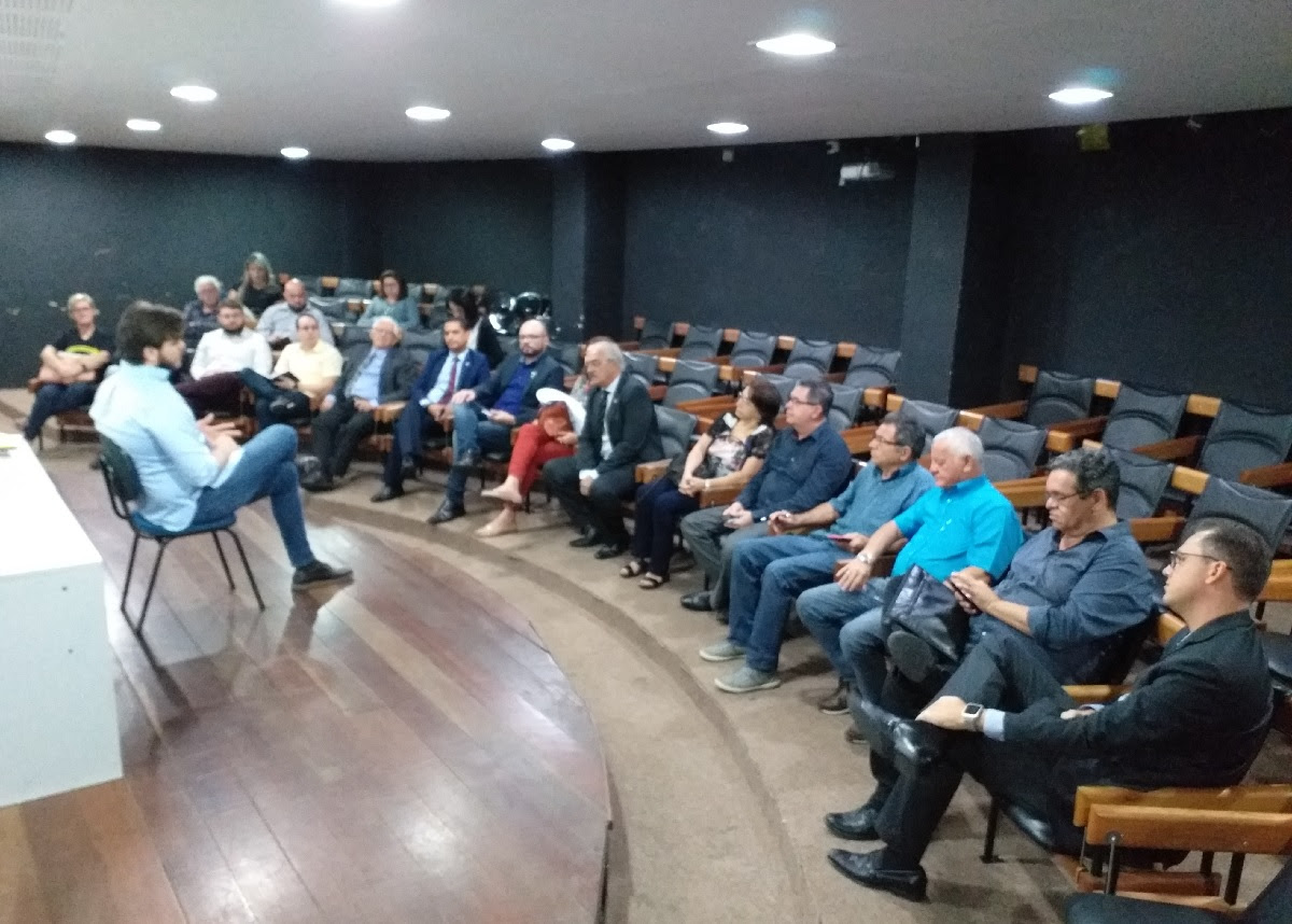 Secretário Bruno Cunha Lima coordena reunião para definir ações e atividades do Setembro Amarelo