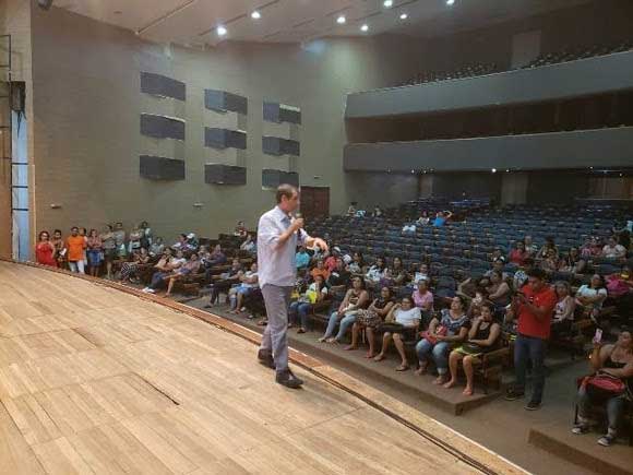 Romero acompanha assinaturas dos contratos pelos mutuários dos apartamentos do “Aluízio Campos”, no Teatro Municipal