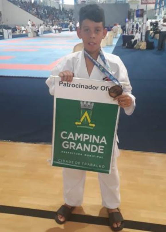 Apoiado pela Prefeitura, jovem atleta de Campina Grande conquista medalha de prata em Campeonato Mundial de Karatê