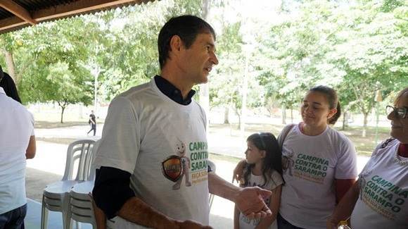 Romero abre dia D de vacinação contra o sarampo em Campina Grande