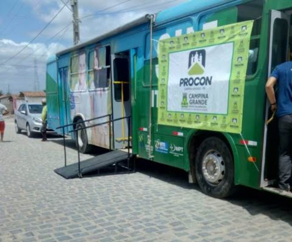 Procon de Campina Grande leva atendimentos à Feira de Benefícios para a Pessoa Idosa